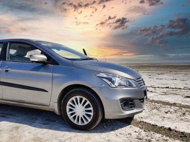 Sambhar, Rajasthan, Hindistan 24 Mart 2025: Sambhar Gölü 'nde gün batımında çekilen bir sedan araba resmi. Sambhar Gölü 'nde Maruti Suzuki Ciaz.