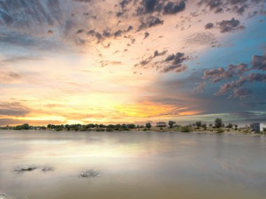 Akşamları nehrin üzerinde gün batımının resmi. Sambhar Gölü 'ndeki doğa manzarası