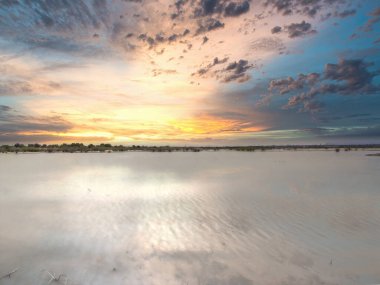 Akşamları nehrin üzerinde gün batımının resmi. Sambhar Gölü 'ndeki doğa manzarası