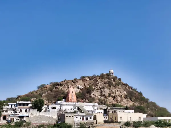 Sambhar, Rajasthan, Hindistan 24 Mart 2025: Sambhar Rajasthan 'daki tepedeki Shakambari Mata tapınağının mimari fotoğrafı gün batımında çekildi
