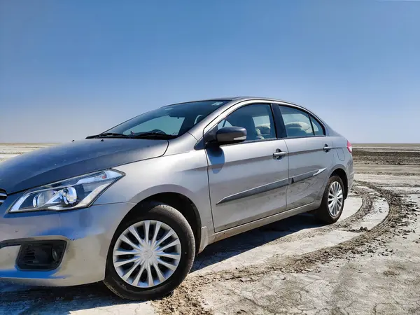 Sambhar, Rajasthan, Hindistan 24 Mart 2025: Sambhar Gölü 'nde gün batımında çekilen bir sedan araba resmi. Sambhar Gölü 'nde Maruti Suzuki Ciaz.