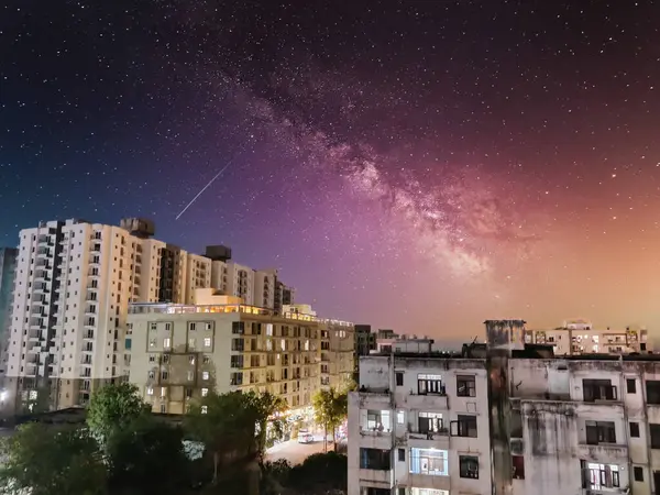 Jaipur, Hindistan 15 Nisan 2025: Karanlık gökyüzü üzerindeki binaların gece görüntüleri