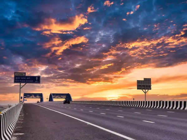 Yeni Delhi, Hindistan 27 Temmuz 2025: Delhi Vadodara Mumbai Otoyolu ve Toll Plaza 'nın fotoğrafı güzel bulutlu bir gökyüzüne karşı çekildi