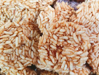 Kızarmış pirinç ve karamel.