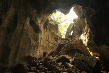 Mağaranın içinde, önden gelen ışıkla ayrıntıları gösteriyor.