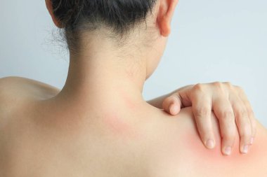 Kadın eli omzu veya ofis sendromu, sağlık konsepti.