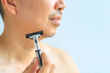 Elinde jilet tutan adam, sağlık konsepti.