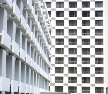 Bina tasarımı ve beton sütunlar inşaat akşam ışığı ve gölge ile
