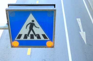 Üzerinde zebra sembolü olan trafik ışığı işareti. Yaya geçidini ya da zebrayı simgeleyen trafik ışığı işareti