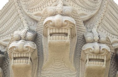 Wat Pathum Wanaram 'da taş ejder kafası sanatı