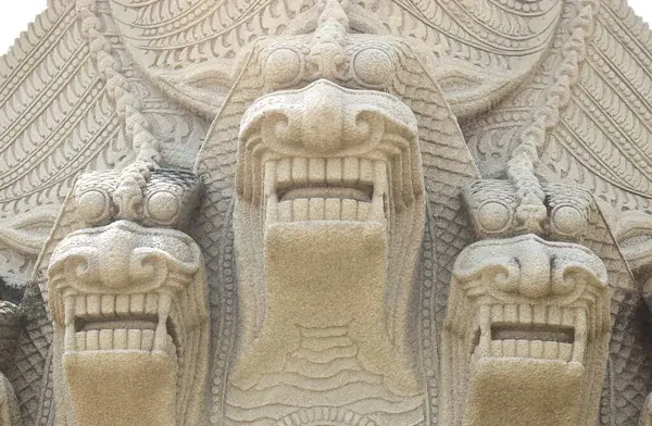 Wat Pathum Wanaram 'da taş ejder kafası sanatı