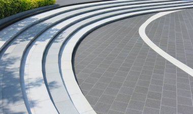 Bahçede dekoratif beton merdivenler.