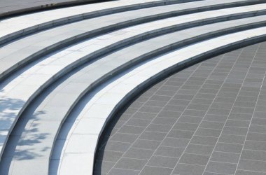 Bahçede dekoratif beton merdivenler.