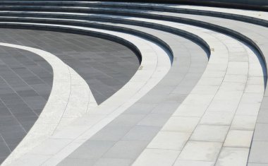 Bahçede dekoratif beton merdivenler.