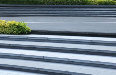 Bahçede dekoratif beton merdivenler.