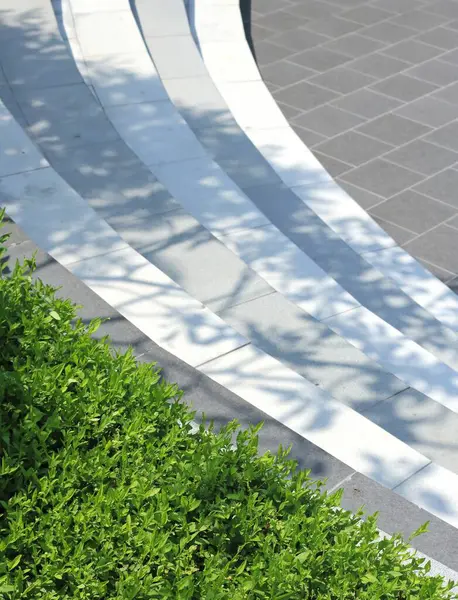 Bahçede dekoratif beton merdivenler.