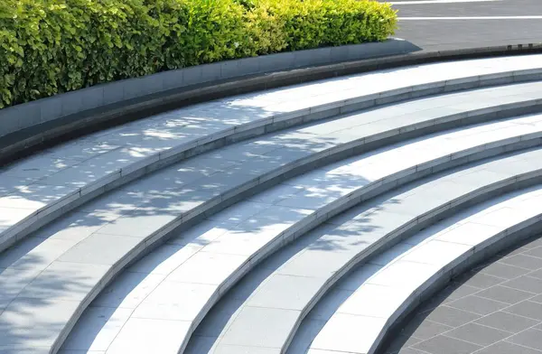 Bahçede dekoratif beton merdivenler.