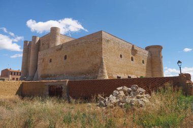 Sarmiento 'nun 15. yüzyıldan kalma kalesi, Fuentes de Valdepero, İspanya. Taş duvarların yüksekliği 22 metredir ve duvarlarının kalınlığı İspanyol kalelerinin en büyüğüdür..