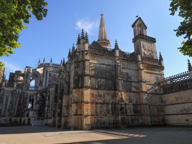 Batalha Manastırı ve Zafer Manastırı olarak bilinen Dominik Manastırı. Portekiz 'in en önemli Gotik sitelerinden biri, Manueline stilinde birbirine karışmış. Portekiz.