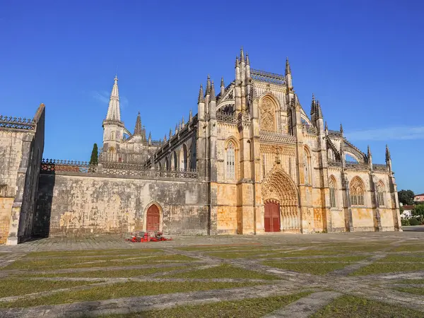Batalha Manastırı 'nın panoramik manzarası ve Aziz Mary Manastırı olarak bilinen Dominik Manastırı. Portekiz 'in en önemli Gotik sitelerinden biri, Manueline tarzıyla iç içe geçmiş.