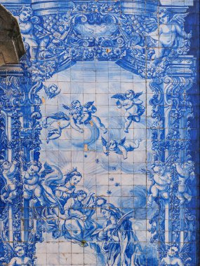 Süslü dış görünüşün bir parçası. Portekiz, Porto 'daki ünlü Ruhlar Şapeli. Kilise mavi ve beyaz azulejo fayanslarıyla, dini sahnelerle ve meleklerle kaplıdır. Portekiz mirası.