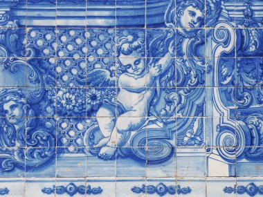 Süslü dış görünüşün bir parçası. Portekiz, Porto 'daki ünlü Ruhlar Şapeli. Kilise mavi ve beyaz azulejo fayanslarıyla, dini sahnelerle ve meleklerle kaplıdır. Portekiz mirası.