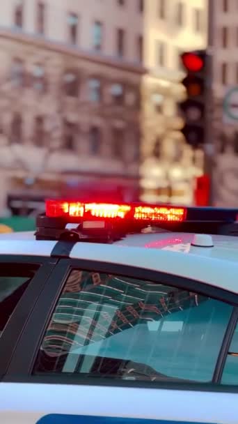 Kamerafahrt Auf Zwei Polizeiautos Mit Blinklicht Gegen Rote Ampel Und — Stockvideo