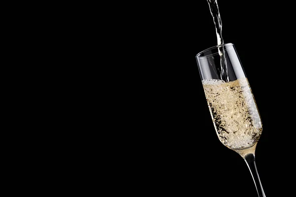 Rijk Gouden Stroom Van Fizz Champagne Giet Wijnglas Zwarte Achtergrond — Stockfoto