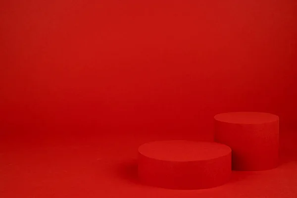 Twee Rode Cilinder Podia Mockup Tafel Rijke Verzadigde Achtergrond Voor — Stockfoto