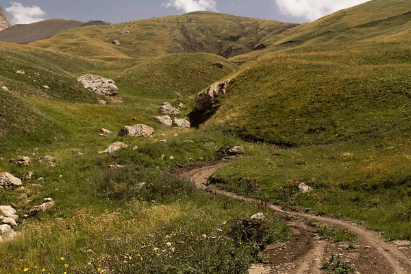 Berglandschaft Hügeliges Gebirgstal Mit Landstraße Und Großen Felsbrocken Schönen Sonnigen — Stockfoto