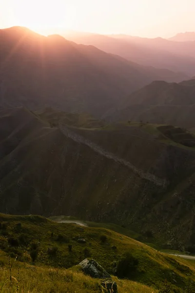 镇静山水 高耸的山脊 轮廓中绿草坡 粉红的谷地 日出的阳光雾 夏日早晨的阳光 达吉斯坦的奇观旅游 — 图库照片