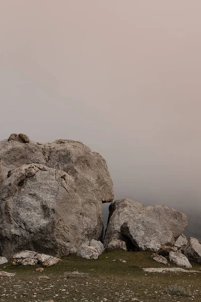 Гірський Пейзаж Величезним Сірим Валуном Схилі Білою Пухнастою Щільною Хмарою — стокове фото