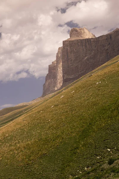 Гірський Пейзаж Дивна Оранжева Скеляста Скеля Каньйону Буйний Зелений Лук — стокове фото