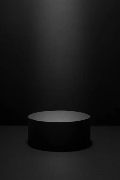 Abstrakte Schwarze Szene Mit Einem Zylinderpodest Lichtstrahl Mit Lichtpunktschablone Zur — Stockfoto