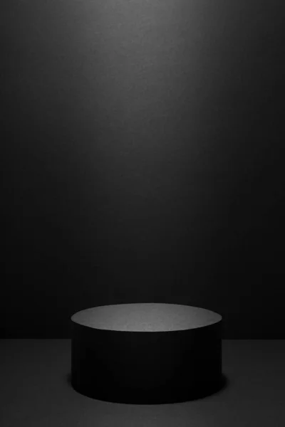 Abstraktní Černá Scéna Jedním Válcovým Pódiem Světelném Paprsku Světelnou Skvrnou — Stock fotografie