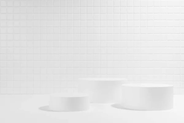 白色的抽象舞台造型 三只硬质 化妆品展示模板 精美美观的马赛克瓷砖 — 图库照片
