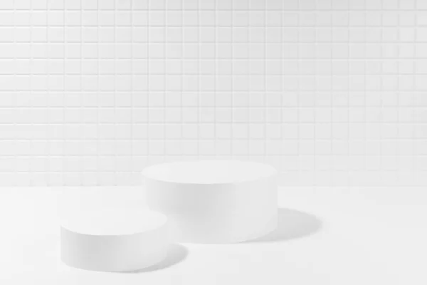 精美的白色抽象舞台造型 两个圆柱形花盆 灯光硬 展示化妆品的模板 小马赛克瓷砖 简约简约的美感风格 — 图库照片