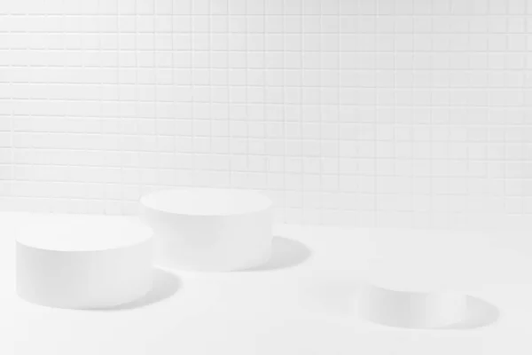 明亮的白色抽象舞台造型 三只硬质的圆柱形花盆 化妆品展示模板 精致简约风格的小马赛克瓷砖 — 图库照片