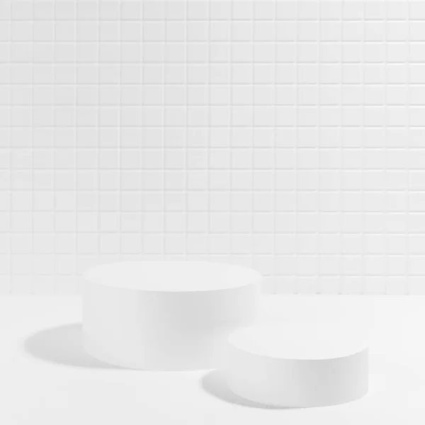 夏季抽象的白色舞台造型 两个圆柱形花盆在阳光的强光下 展示化妆品的模板 地中海风格的小马赛克瓷砖 — 图库照片