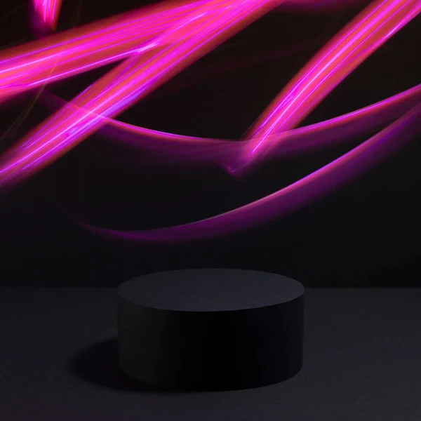 1つの円の表彰台モックアップ 輝く光線 ライト 化粧品製品 デザイン パーティーネオンスタイル 正方形を提示するためのテンプレートのエネルギー曲線ピンクの線と黒の抽象的なステージ — ストック写真