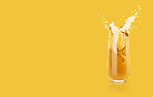 带有倒影的苹果黄色透明鲜果汁 — 图库照片