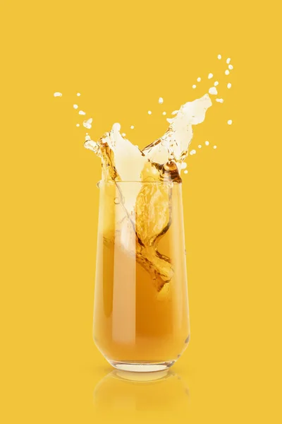 Äppelgul Sval Transparent Juice Glas Med Reflektion Saftiga Stänk Och — Stockfoto