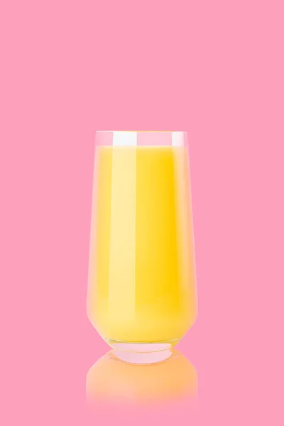 黄色橙汁在玻璃杯中倒映在粉红的背景上 复制空间 新鲜的夏季健康柑橘类饮料 用于广告 — 图库照片