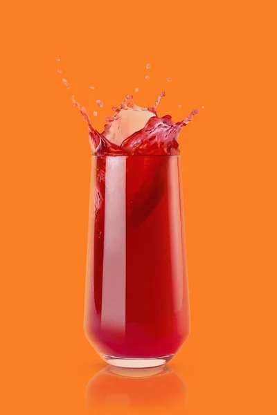 Bär Röd Kall Juice Glas Med Reflektion Ljusa Stänk Droppar — Stockfoto