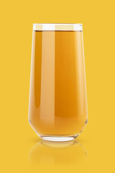 苹果黄色透明果汁在玻璃中倒映着五彩斑斓的黄色背景 新鲜的夏季健康金梨饮料 用于广告 — 图库照片
