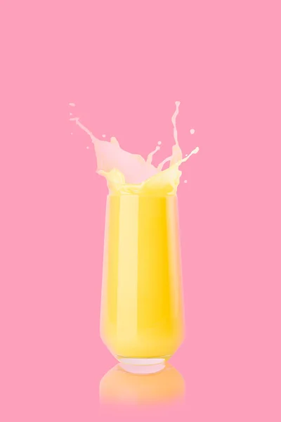 Gelber Orangensaft Glas Mit Reflexion Tropfen Und Spritzigem Pastellrosa Hintergrund — Stockfoto