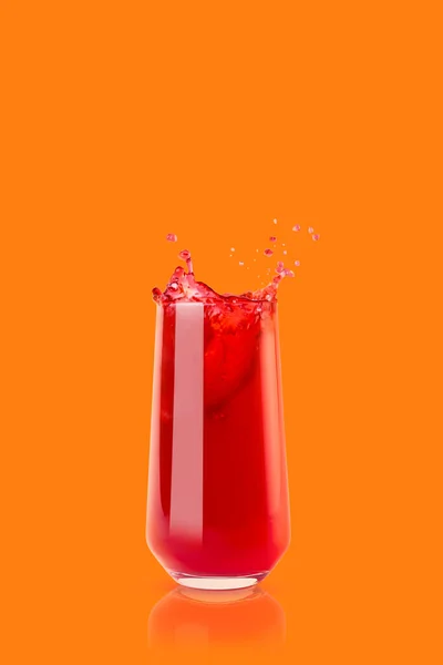 Bär Röd Färsk Juice Glas Med Reflektion Ljusa Färgglada Stänk — Stockfoto
