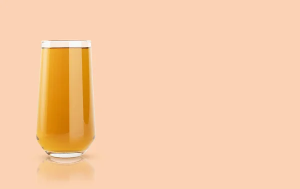 Äppelgul Transparent Juice Glas Med Reflektion Pastell Beige Bakgrund Kopiera — Stockfoto