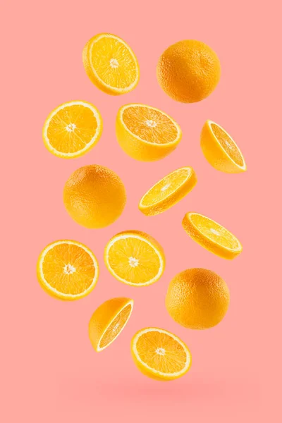 Saftiga Apelsiner Som Flyter Eller Faller Som Konstkomposition Hela Hälften — Stockfoto