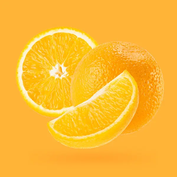 ジューシーなオレンジのクローズアップは アートコンポジションとして白い背景に飛ぶ 半分と四半期のフルーツ 影のあるパステルオレンジの背景 デザイン ラベル製品のための夏のフルーツ — ストック写真